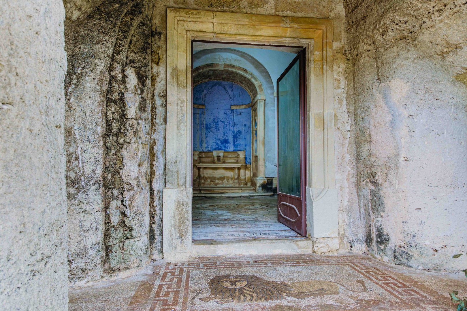 LA CHIESA RUPESTRE DI SANTA MARIA DELLA PORTA