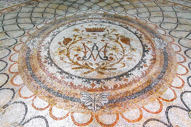 Pavimento musivo con simbolo mariano
