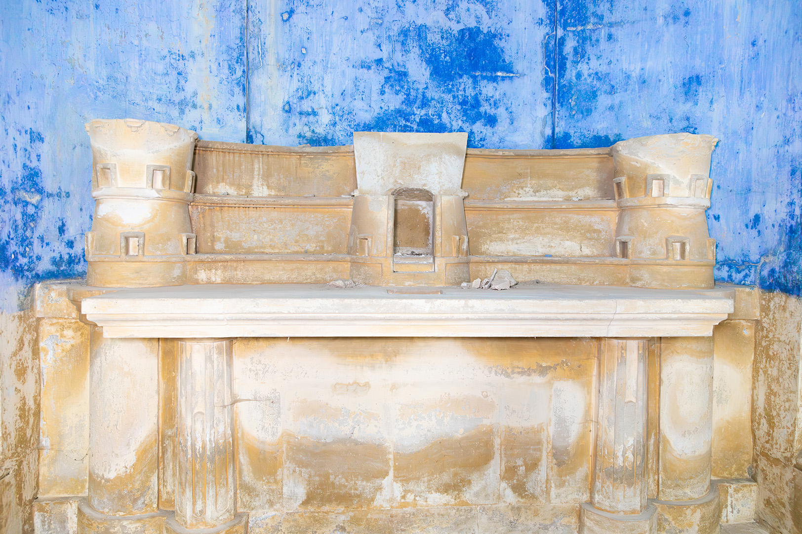 l’altare in pietra leccese, caratterizzato da una forma “fortificata”. Due torri laterali incorniciano il tabernacolo, definendo un elemento architettonico distintivo e simbolicamente rilevante.