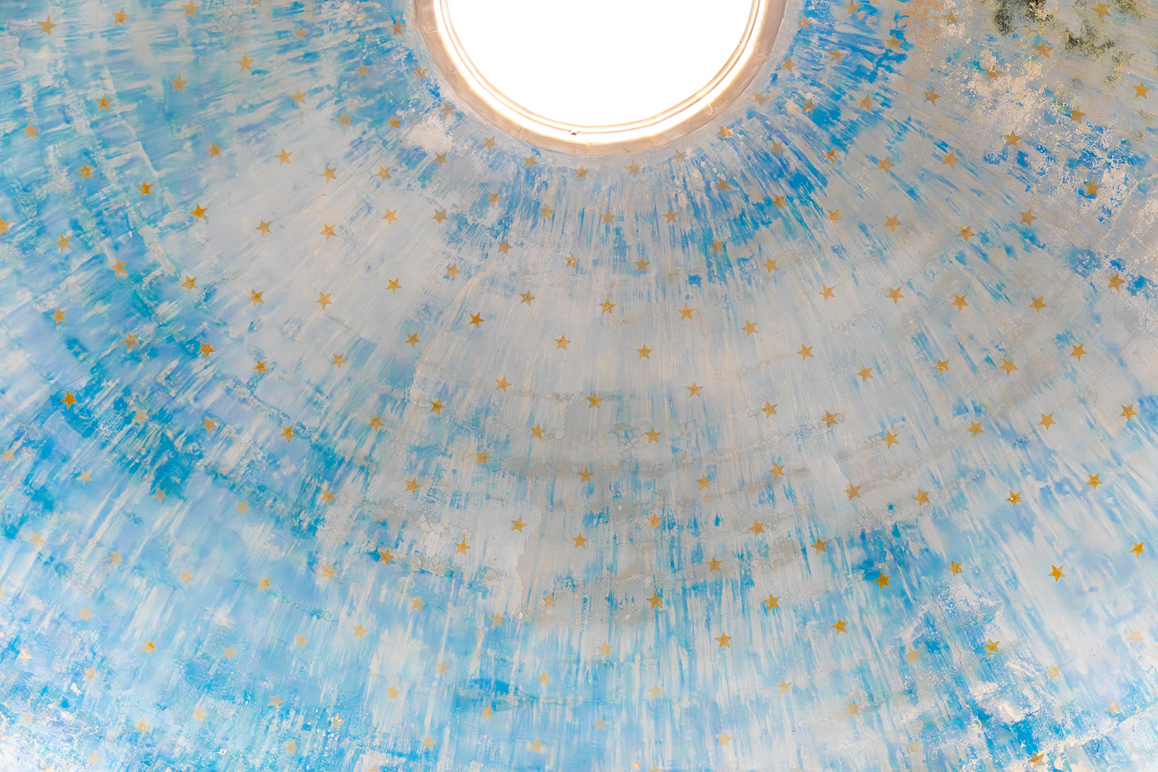 volta è decorata come un cielo azzurro punteggiato di stelle dorate.